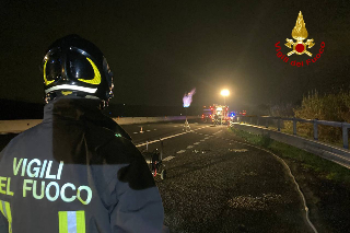 Pesaro - Autocarro a fuoco in A-14, intervengono i vigili del fuoco, nessun ferito